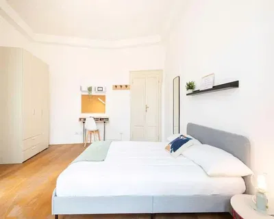 Soggiorno; pavimento in legno, luce naturale, stile moderno, soffitti alti