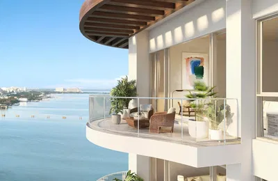 Soggiorno; pavimento in legno, luce naturale, stile moderno, soffitti alti