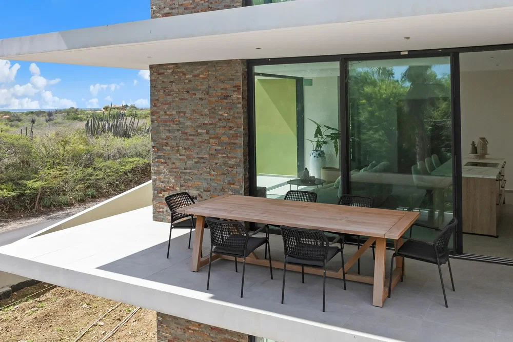 Obývací pokoj; dřevěná podlaha, přirozené světlo, moderní styl, vysoké stropy