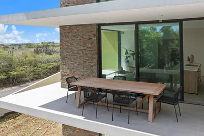 Obývací pokoj; dřevěná podlaha, přirozené světlo, moderní styl, vysoké stropy