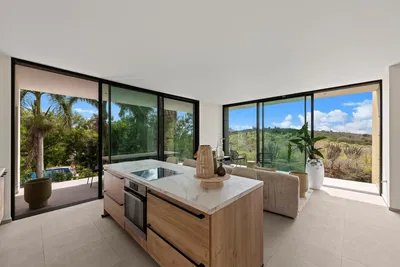 Soggiorno; pavimento in legno, luce naturale, stile moderno, soffitti alti