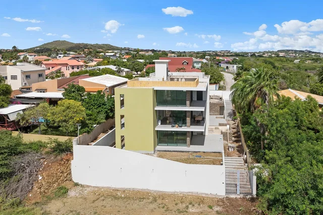 Wohnzimmer; holzboden, tageslicht, moderner stil, hohe decken