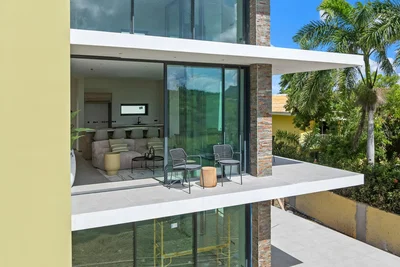 Kuchyně; kuchyňské spotřebiče, dřevěná podlaha, přirozené světlo, moderní styl, po rekonstrukci