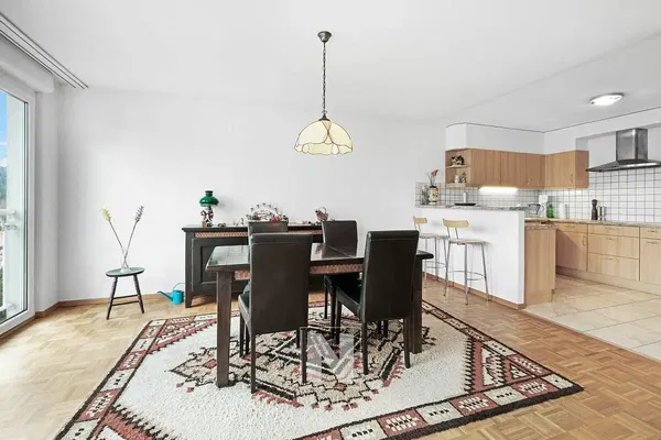 Σαλόνι; ξύλινο πάτωμα, φυσικό φως, μοντέρνο στυλ, ψηλά ταβάνια