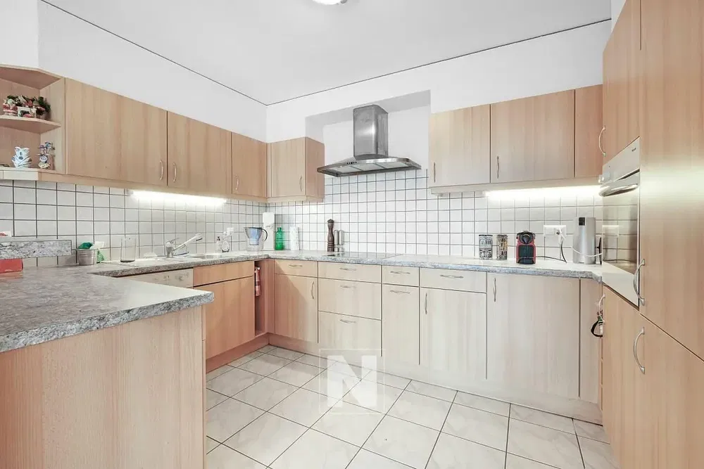 Σαλόνι; ξύλινο πάτωμα, φυσικό φως, μοντέρνο στυλ, ψηλά ταβάνια