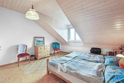 Хол; дървен под, естествена светлина, модерен стил, високи тавани