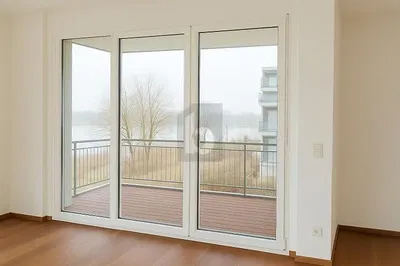 Soggiorno; pavimento in legno, luce naturale, stile moderno, soffitti alti