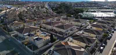 Sala de estar; chão de madeira, luz natural, estilo moderno, teto alto