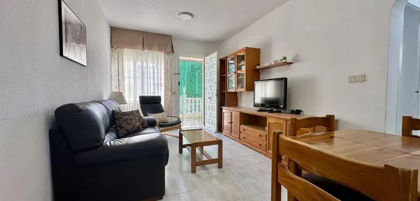 Sala de estar; chão de madeira, luz natural, estilo moderno, teto alto