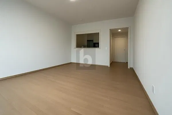 Κουζίνα; συσκευές κουζίνας, ξύλινο πάτωμα, φυσικό φως, μοντέρνο στυλ, ανακαινισμένο