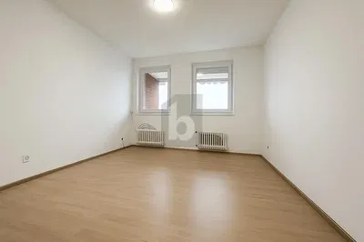 Σαλόνι; ξύλινο πάτωμα, φυσικό φως, μοντέρνο στυλ, ψηλά ταβάνια