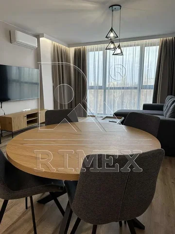 Salón; suelo de madera, luz natural, estilo moderno, techos altos