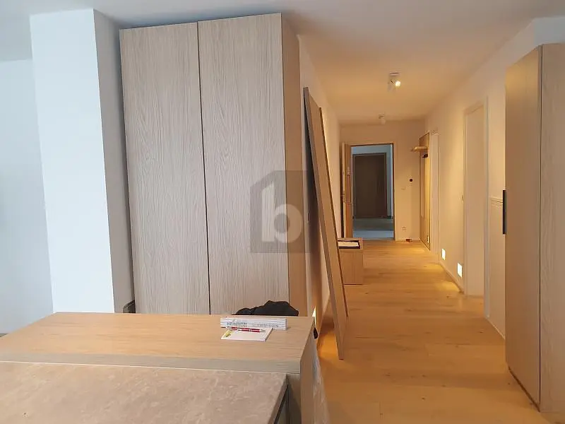 Σαλόνι; ξύλινο πάτωμα, φυσικό φως, μοντέρνο στυλ, ψηλά ταβάνια