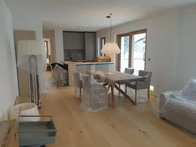 Σαλόνι; ξύλινο πάτωμα, φυσικό φως, μοντέρνο στυλ, ψηλά ταβάνια