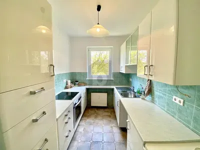 Σαλόνι; ξύλινο πάτωμα, φυσικό φως, μοντέρνο στυλ, ψηλά ταβάνια