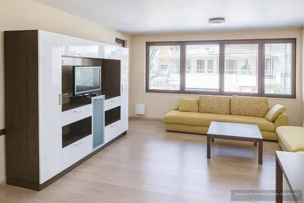 Living room; wood floor, natural light, modern style, high ceiling