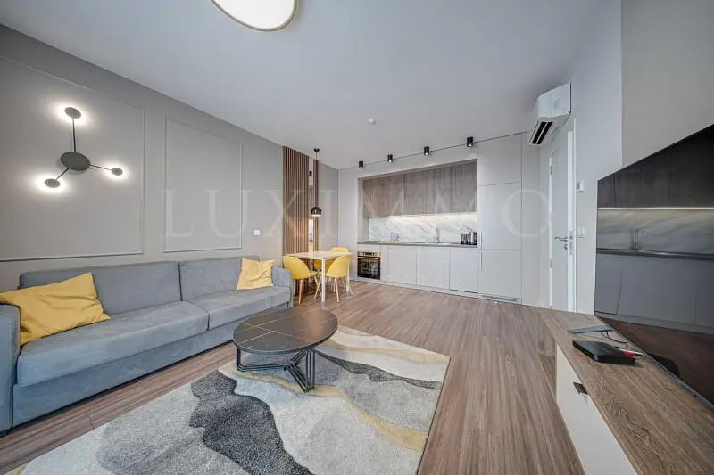 Dnevni boravak; drveni pod, prirodna svjetlost, moderan stil, visoki stropovi