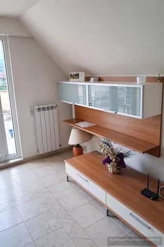 Salón; suelo de madera, luz natural, estilo moderno, techos altos