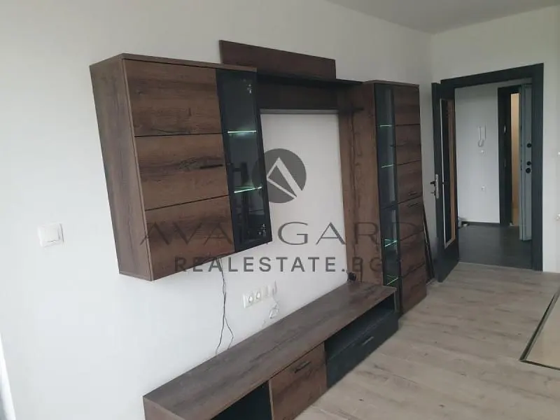 Σαλόνι; ξύλινο πάτωμα, φυσικό φως, μοντέρνο στυλ, ψηλά ταβάνια