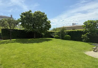 Obývačka; drevená podlaha, prirodzené svetlo, moderný štýl, vysoké stropy