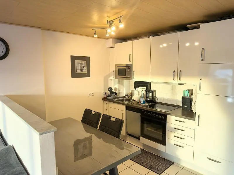 Σαλόνι; ξύλινο πάτωμα, φυσικό φως, μοντέρνο στυλ, ψηλά ταβάνια