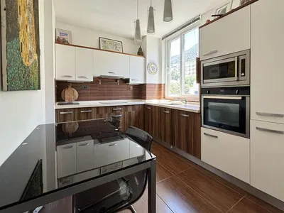 Soggiorno; pavimento in legno, luce naturale, stile moderno, soffitti alti