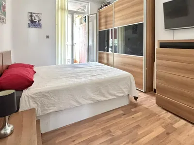Living room; wood floor, natural light, modern style, high ceiling