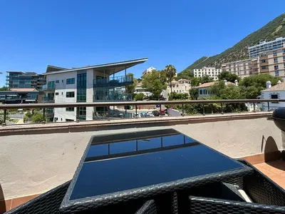 Living room; wood floor, natural light, modern style, high ceiling