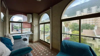 Wohnzimmer; holzboden, tageslicht, moderner stil, hohe decken