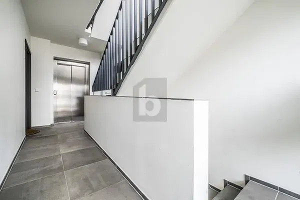 Wohnzimmer; holzboden, tageslicht, moderner stil, hohe decken