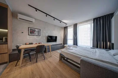Dnevni boravak; drveni pod, prirodna svjetlost, moderan stil, visoki stropovi