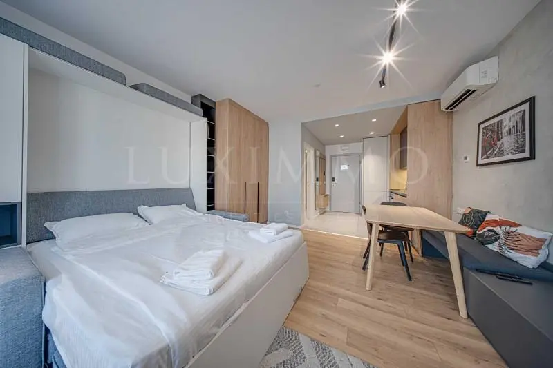 Kuhinja; kućanski aparati, drveni pod, prirodna svjetlost, moderan stil, renoviran