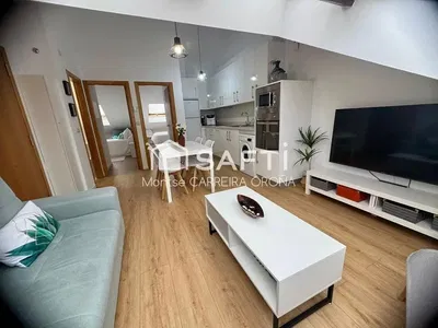 Living room; wood floor, natural light, modern style, high ceiling