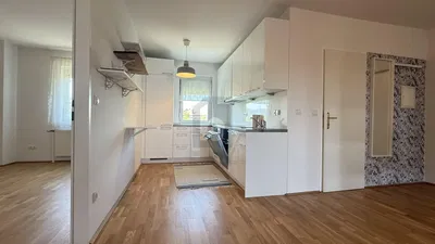 Obývací pokoj; dřevěná podlaha, přirozené světlo, moderní styl, vysoké stropy