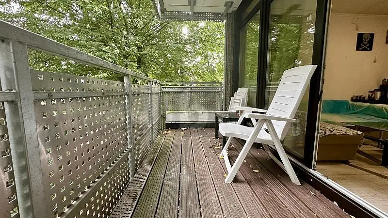 Σαλόνι; ξύλινο πάτωμα, φυσικό φως, μοντέρνο στυλ, ψηλά ταβάνια