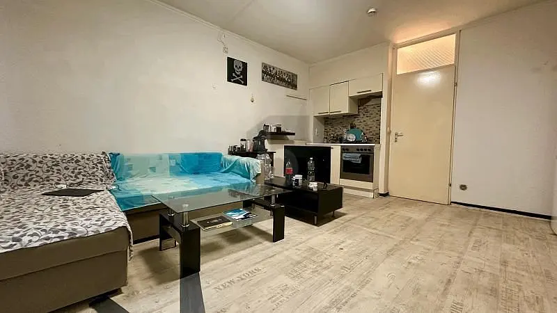 Σαλόνι; ξύλινο πάτωμα, φυσικό φως, μοντέρνο στυλ, ψηλά ταβάνια