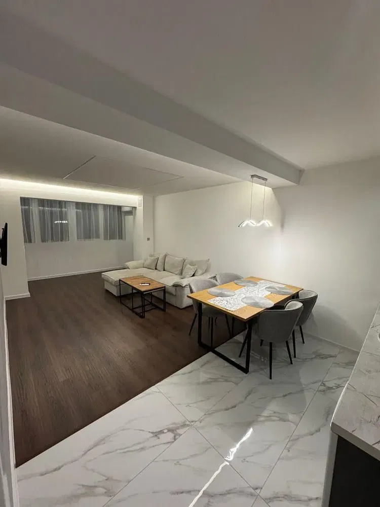 Κουζίνα; συσκευές κουζίνας, ξύλινο πάτωμα, φυσικό φως, μοντέρνο στυλ, ανακαινισμένο