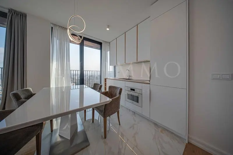 Σαλόνι; ξύλινο πάτωμα, φυσικό φως, μοντέρνο στυλ, ψηλά ταβάνια