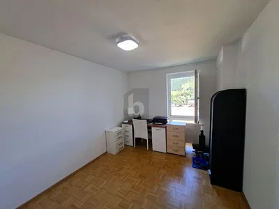 Obývací pokoj; dřevěná podlaha, přirozené světlo, moderní styl, vysoké stropy