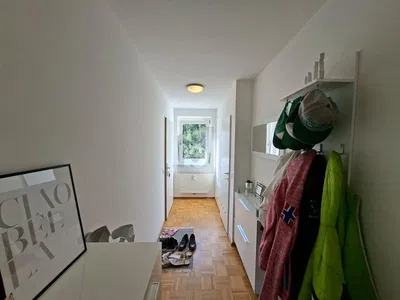 Obývací pokoj; dřevěná podlaha, přirozené světlo, moderní styl, vysoké stropy