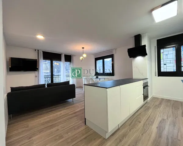 Wohnzimmer; holzboden, tageslicht, moderner stil, hohe decken