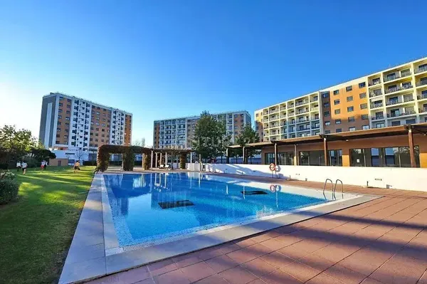 Σαλόνι; ξύλινο πάτωμα, φυσικό φως, μοντέρνο στυλ, ψηλά ταβάνια