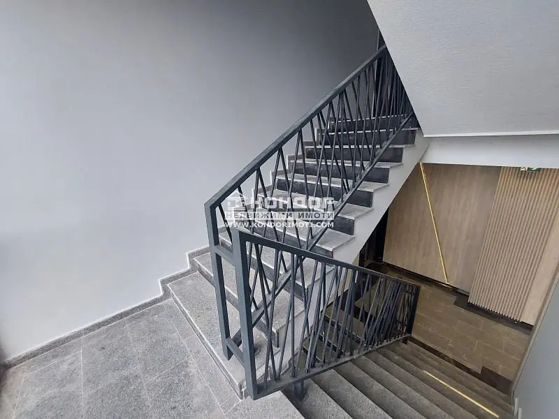 Woonkamer; houten vloer, natuurlijk licht, moderne stijl, hoge plafonds