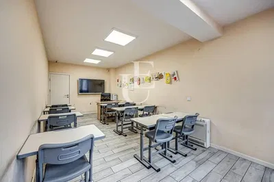 Woonkamer; houten vloer, natuurlijk licht, moderne stijl, hoge plafonds