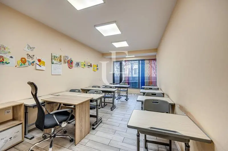 Living room; wood floor, natural light, modern style, high ceiling