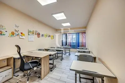 Living room; wood floor, natural light, modern style, high ceiling