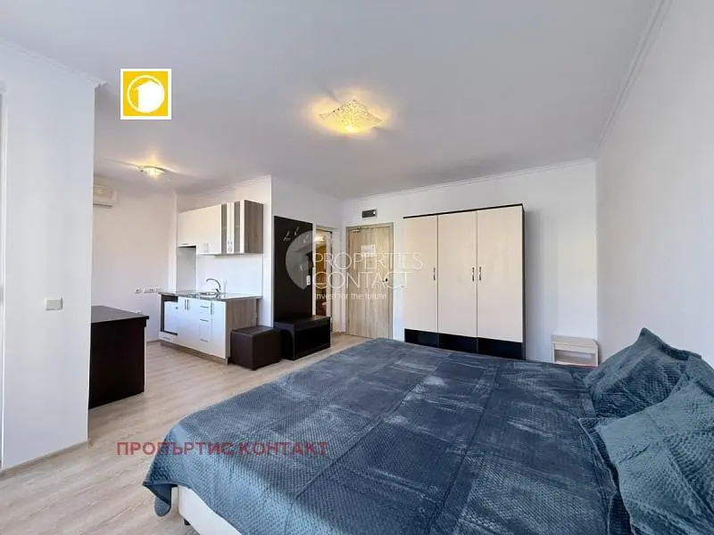 Salon; parquet, lumière naturelle, style moderne, hauteur sous plafond