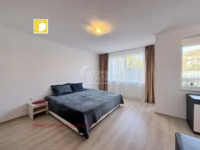 Salon; parquet, lumière naturelle, style moderne, hauteur sous plafond