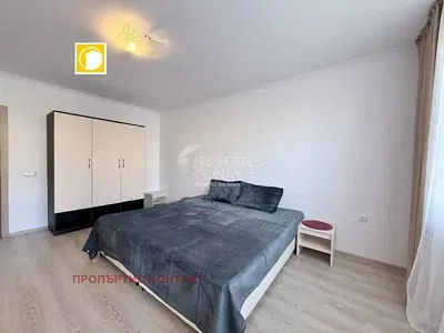 Salon; parquet, lumière naturelle, style moderne, hauteur sous plafond