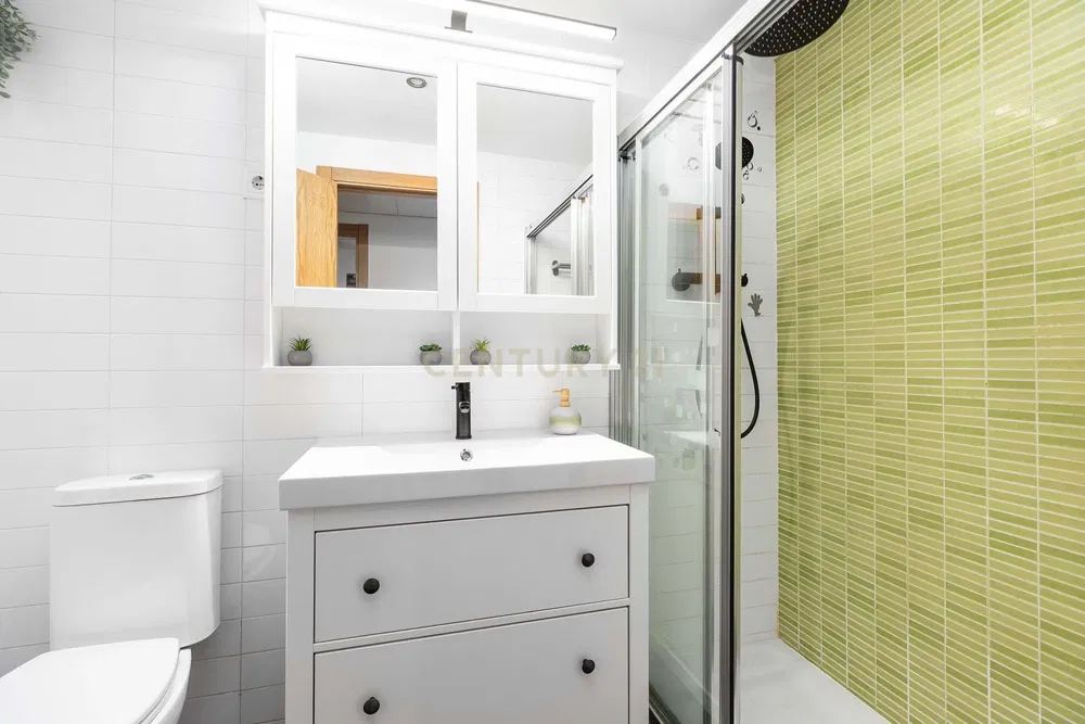 Wohnzimmer; holzboden, tageslicht, moderner stil, hohe decken